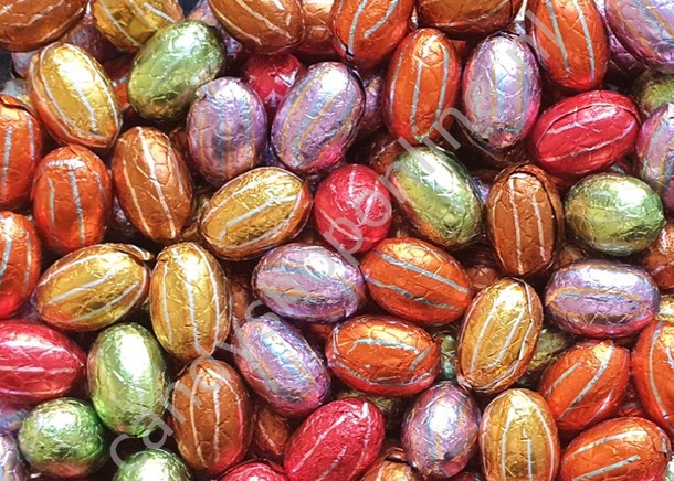 Gemengde Eitjes Gevuld met hazelnoot, aardbei, karamel, pistache en koffie 350 gram